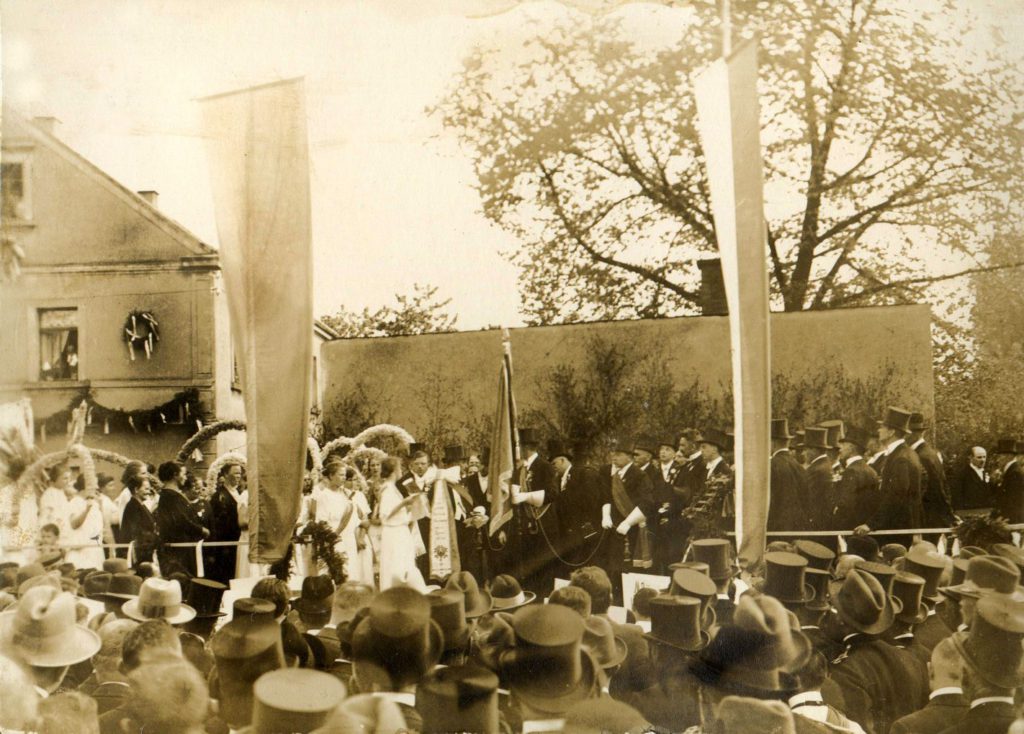 Die Fahnenweihe 1925 war ein riesen Ereignis für Weixdorf. Ein Fest über mehrere Tage. | Quelle: Männergesangverein Lausa/Weixdorf 1885 e.V.