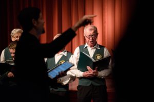 Dirigent Vitali Aleshkevich vor dem Männerchor aus Weixdorf. | Quelle: FC Reflex- Foto Tim Börner