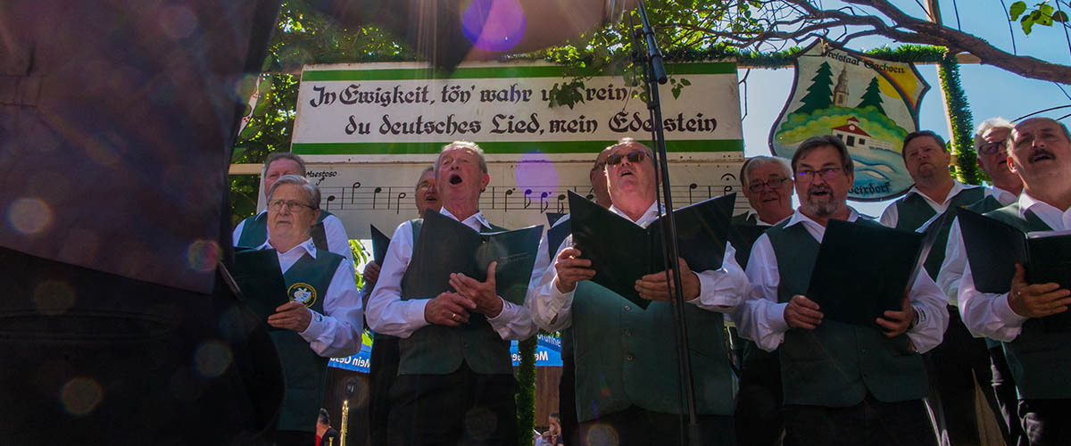 Mit dem Männergesangverein aus Weixdorf und dem Männergesangsverein aus Rothenburg auf einer Bühne. | Bild: Rita Claus