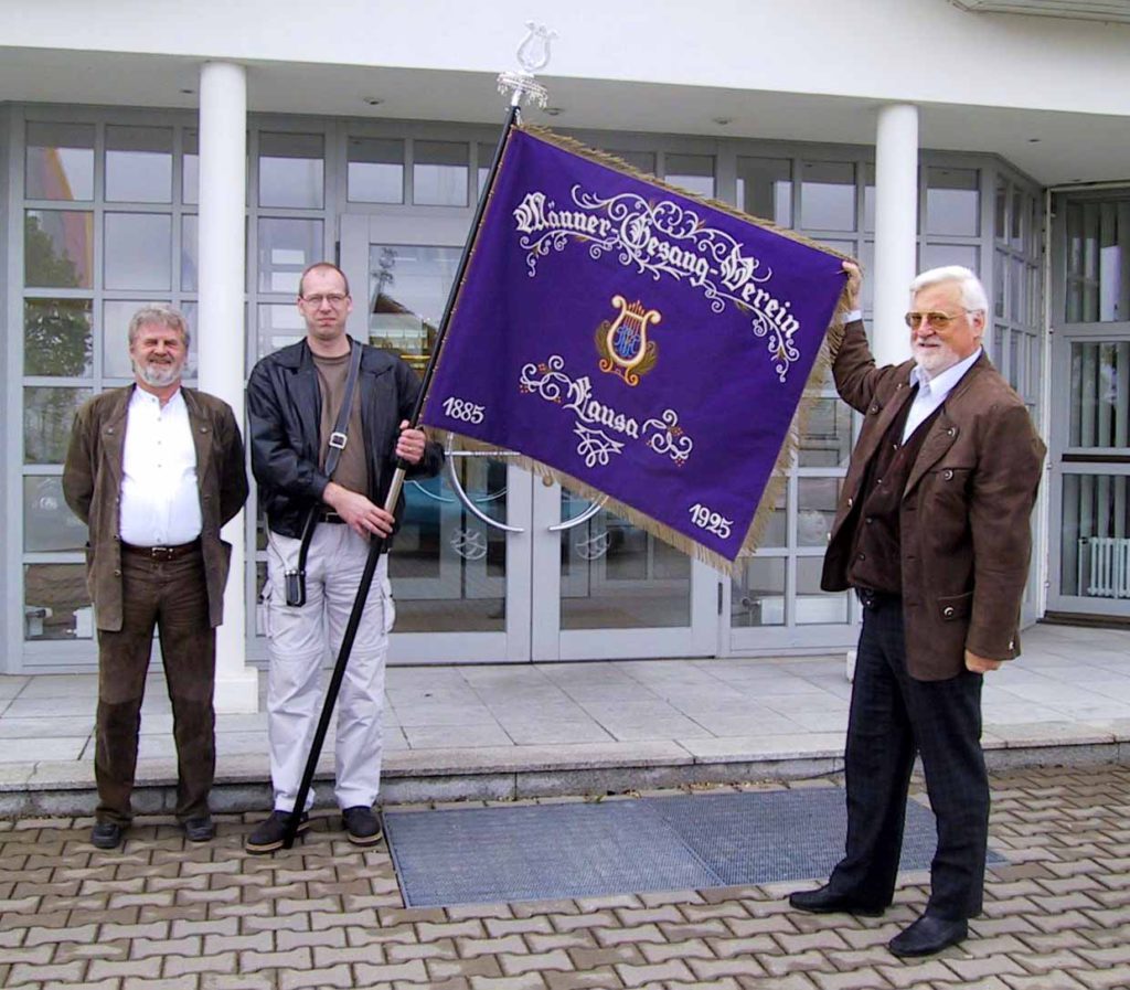 Neue Vereinsfahne. Otto Hermann (links) - Initiator; Thomas Klotsche (mitte) - Fahnenträger; Christian Schäfer (rechts) - maßgeblicher Stifter.