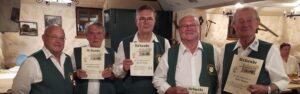Fünf Mitglieder des Männergesangverein Lausa Weixdorf posieren mit ihren Urkunden